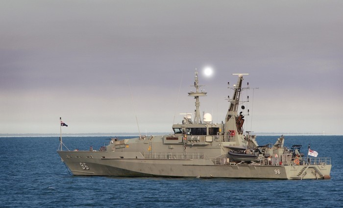 Tàu tuần tra bảo vệ bờ biển lớp Armidale của Hải quân Australia có tốc độ tối đa 25 knots ( tương đương 46 km/h; 29 mph)